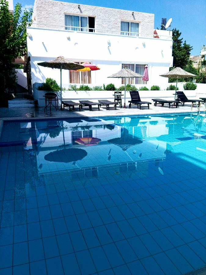Saint Konstantin Beach Apartments Stegna Екстериор снимка